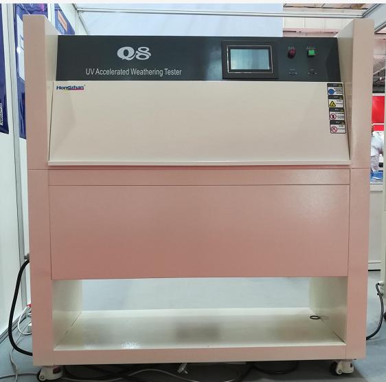 Wie reproduziert die UV-Licht-Testkammer im Labor Sonneneinstrahlung und Regen?